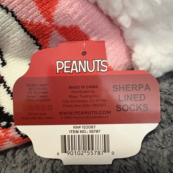 NWT Snoopy Sherpa cozy grippy slipper socks - Picture 4 of 4